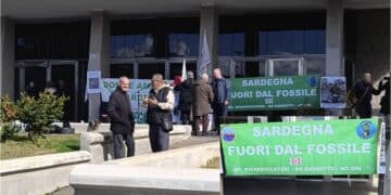 Maxi protesta a Cagliari contro il gassificatore, cittadini e ambientalisti alla Regione: “Subito un intervento deciso per fermare il progetto”