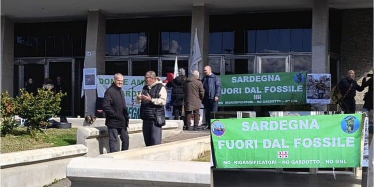 Maxi protesta a Cagliari contro il gassificatore, cittadini e ambientalisti alla Regione: “Subito un intervento deciso per fermare il progetto”