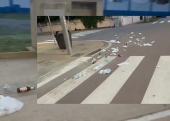 Cagliari, la passeggiata del Poetto in mano agli incivili: invasa dai rifiuti, con bottiglie e cartacce ovunque (VIDEO)