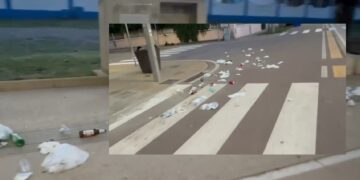 Cagliari, la passeggiata del Poetto in mano agli incivili: invasa dai rifiuti, con bottiglie e cartacce ovunque (VIDEO)