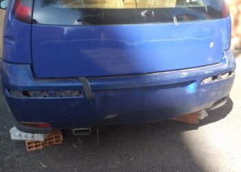 Cagliari, senza ruote e piena di scatoloni: mistero su un’auto abbandonata in via Emilia