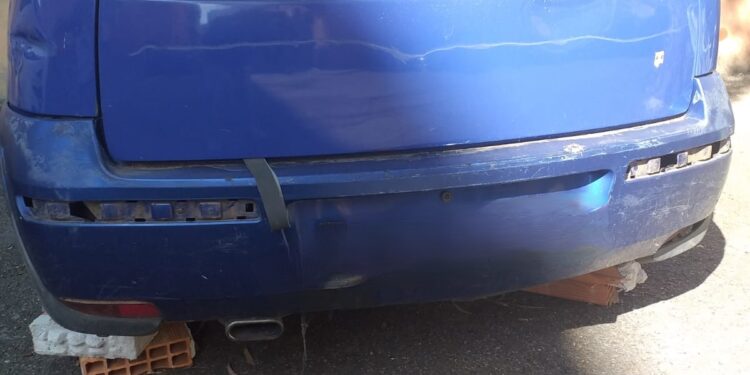 Cagliari, senza ruote e piena di scatoloni: mistero su un’auto abbandonata in via Emilia