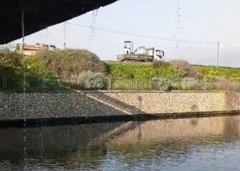 Grossa perdita d’acqua nel sottopassaggio di viale Marconi: “Tra poco non si potrà più passare””