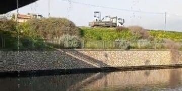 Grossa perdita d’acqua nel sottopassaggio di viale Marconi: “Tra poco non si potrà più passare””