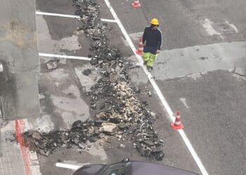 Via Giudicessa Benedetta, la beffa sull’asfalto: “Una settimana fa segnaletica rifatta, oggi l’Enel la ributta giù”