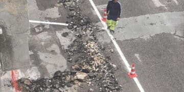 Via Giudicessa Benedetta, la beffa sull’asfalto: “Una settimana fa segnaletica rifatta, oggi l’Enel la ributta giù”