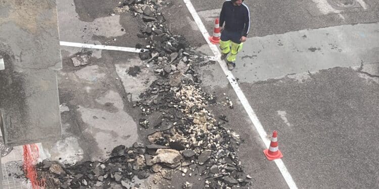 Via Giudicessa Benedetta, la beffa sull’asfalto: “Una settimana fa segnaletica rifatta, oggi l’Enel la ributta giù”