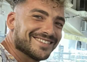 Ragazzo italiano di 30 anni brutalmente aggredito fuori da un locale in Spagna: è gravissimo