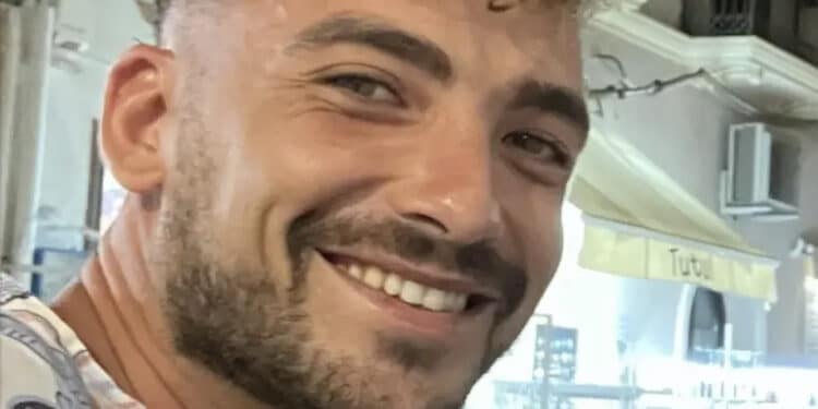 Ragazzo italiano di 30 anni brutalmente aggredito fuori da un locale in Spagna: è gravissimo