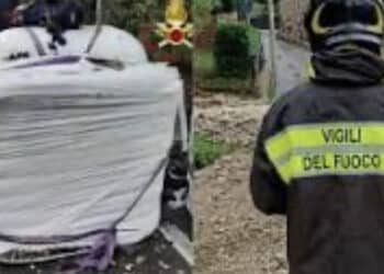 Ecoballe cadono da un camion e travolgono un gruppo di ciclisti: morto un 49enne