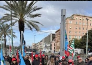 Cagliari: protesta dei lavoratori dei call center contro il nuovo contratto Assocontact