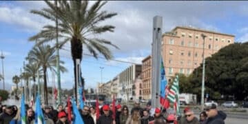 Cagliari: protesta dei lavoratori dei call center contro il nuovo contratto Assocontact
