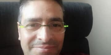 Salva i genitori e le figlie da un incendio in casa: Salvatore muore a 48 anni