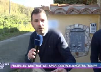 Fratellini maltrattati, i giornalisti di Pomeriggio 5 e Storie Italiane aggrediti a colpi d’arma da fuoco