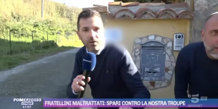 Fratellini maltrattati, i giornalisti di Pomeriggio 5 e Storie Italiane aggrediti a colpi d’arma da fuoco