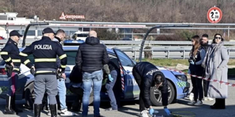 Due agenti di polizia colpiti con un martello in un’area di servizio: ferito l’aggressore