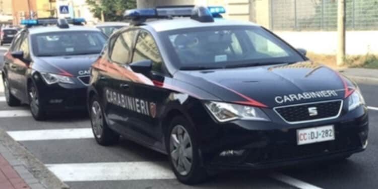 Guardia giurata sorprende i ladri in casa della vicina e spara: morto un 24enne