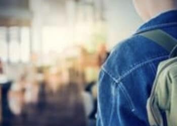 Bimba di sei anni trova la mamma a terra in casa che non risponde e va a scuola da sola: era morta