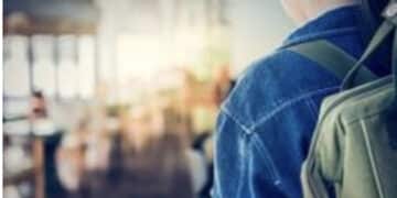 Bimba di sei anni trova la mamma a terra in casa che non risponde e va a scuola da sola: era morta