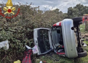 Sindia, esce fuori strada e si salva per un soffio: donna ricoverata in ospedale