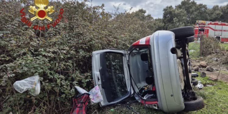 Sindia, esce fuori strada e si salva per un soffio: donna ricoverata in ospedale