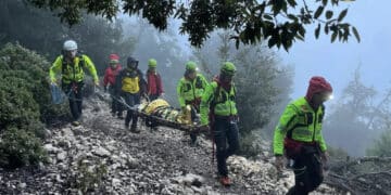 Escursionista si infortuna sul Monte Corrasi: soccorsa dal corpo nazionale soccorso alpino e speleologico