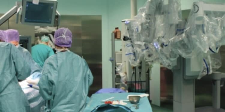 Neonata muore durante il parto, uno dei medici indagati si toglie la vita