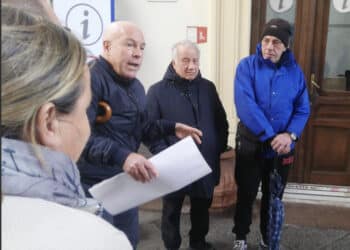 Il villaggio pescatori non molla: altro presidio al Comune contro il rigassificatore di Giorgino