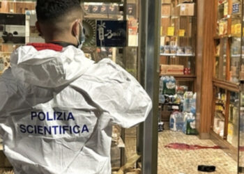 Sparatoria in una panetteria: un morto e un ferito, caccia all’omicida