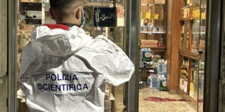 Sparatoria in una panetteria: un morto e un ferito, caccia all’omicida
