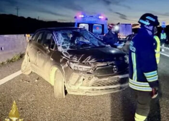 Panico sulla Sassari- Olbia, auto si schianta contro un furgone e finisce sul guardrail: automobilisti illesi