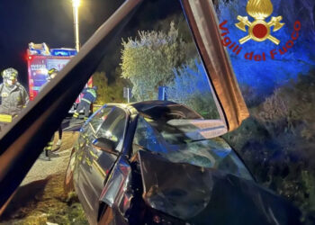 Incidente a Olzai, auto attraversata da parte a parte dal guardrail: salvo miracolosamente il conducente