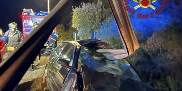 Incidente a Olzai, auto attraversata da parte a parte dal guardrail: salvo miracolosamente il conducente