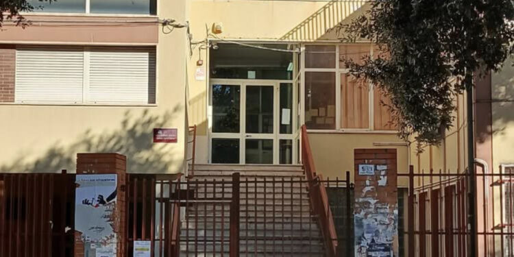 Cagliari, fumo da una caldaia al Liceo Siotto: intervento dei vigili del fuoco