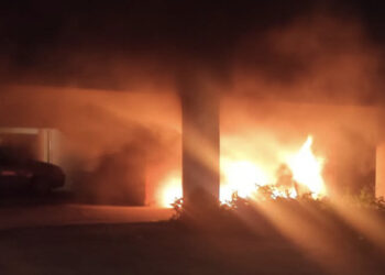 Carbonia, incendio di rifiuti in Via Dalmazia: “Abbiamo rischiato l’intossicazione”