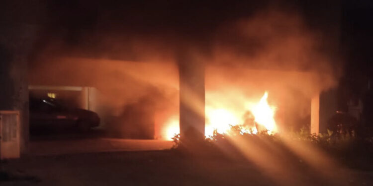 Carbonia, incendio di rifiuti in Via Dalmazia: “Abbiamo rischiato l’intossicazione”