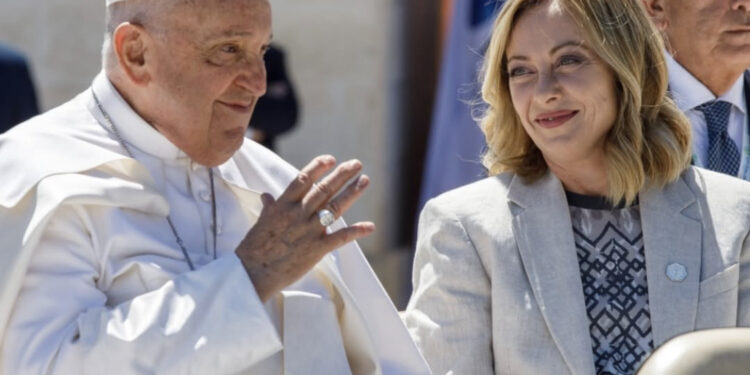 Giorgia Meloni al Gemelli da Papa Francesco: “Abbiamo scherzato come sempre”