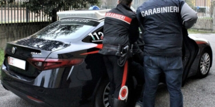 Legata con un guinzaglio al polso: arrestato il marito