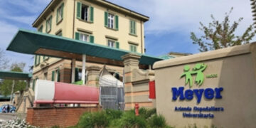 Bimbo di 10 giorni morso alla testa dal cane di famiglia: ricoverato in gravi condizioni