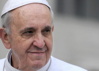 Papa Francesco in condizioni critiche, Monsignor Baturi: “Affidiamo al Signore l’opera dei medici e del personale sanitario”