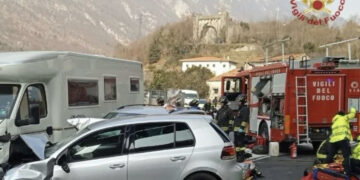 Scontro fra auto, morta una bimba di 4 anni: 7 persone ferite