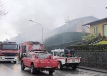 Dramma familiare, uccide la madre e poi incendia la casa: fermato un 22enne