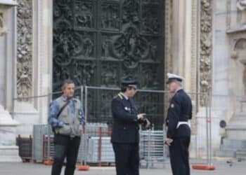 Vigilante ruba una torcia da 100 dollari a un turista americano: denunciato