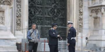 Vigilante ruba una torcia da 100 dollari a un turista americano: denunciato