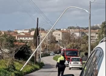 Carbonia, crolla un palo della linea elettrica ma viene sorretto dai cavi: sul posto la polizia locale e i vigili del fuoco