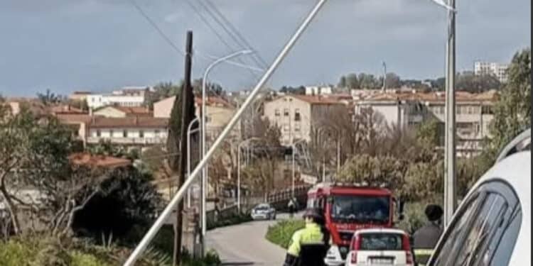 Carbonia, crolla un palo della linea elettrica ma viene sorretto dai cavi: sul posto la polizia locale e i vigili del fuoco