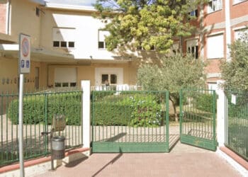 Paura alla scuola primaria del Sacro Cuore di Oristano: cade il cancello d’ingresso, intervento del Comune