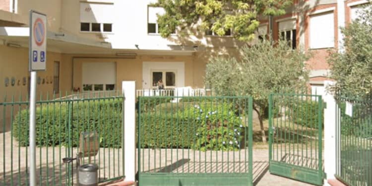Paura alla scuola primaria del Sacro Cuore di Oristano: cade il cancello d’ingresso, intervento del Comune