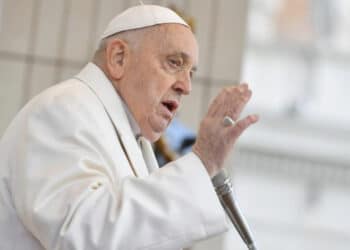 Papa Francesco, “le condizioni migliorano ma la prognosi resta riservata”