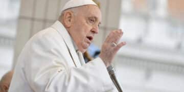 Papa Francesco, “le condizioni migliorano ma la prognosi resta riservata”